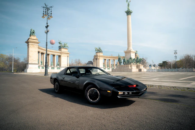 Fekete Pontiac Firebird Trans Am a Hősök terén.