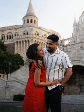 Mosolygó pár portréja a Halászbástya előtt Budapesten
