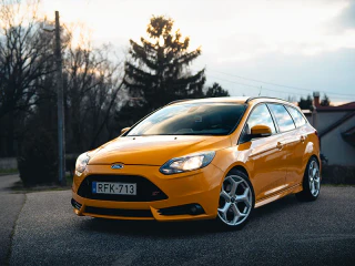 Narancssárga Ford Focus ST egy csendes utcán.