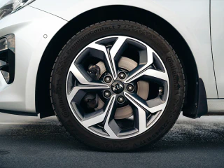 Kia Ceed első kereke könnyűfém felnivel és féktárcsával.