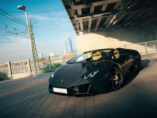 Fekete Lamborghini Huracán Spyder egy felüljáró alatt.