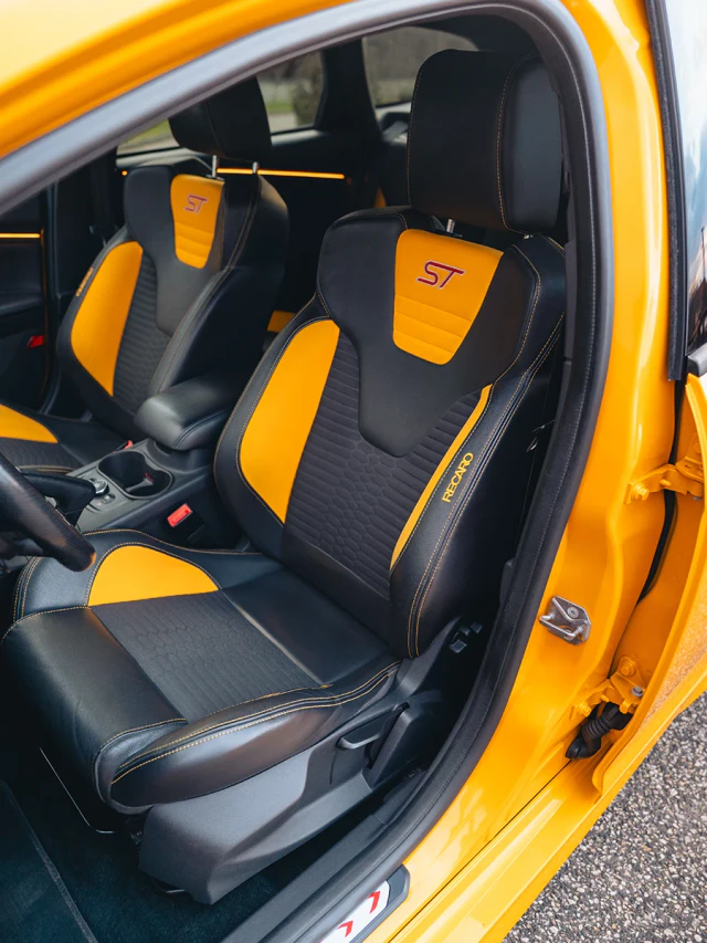 Narancssárga Ford Focus ST fekete-sárga Recaro első ülései.