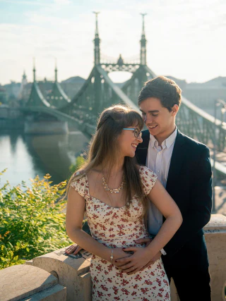 Ölelkező pár budapesti kilátással, háttérben a Szabadság híd
