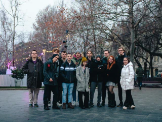 A Budapest Photo Walk résztvevőinek csoportképe egy városi parkban.