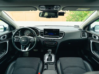 Kia Ceed műszerfala, kormánya és középkonzolja az utastérből.
