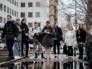 A Budapest Photo Walk résztvevői együtt sétálnak egy városi helyszínen.