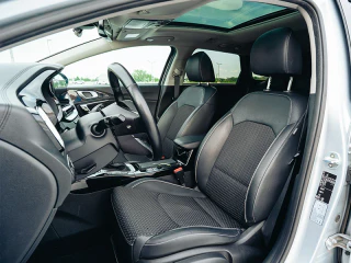 Kia Ceed fekete első ülései és panorámatetős utastere.